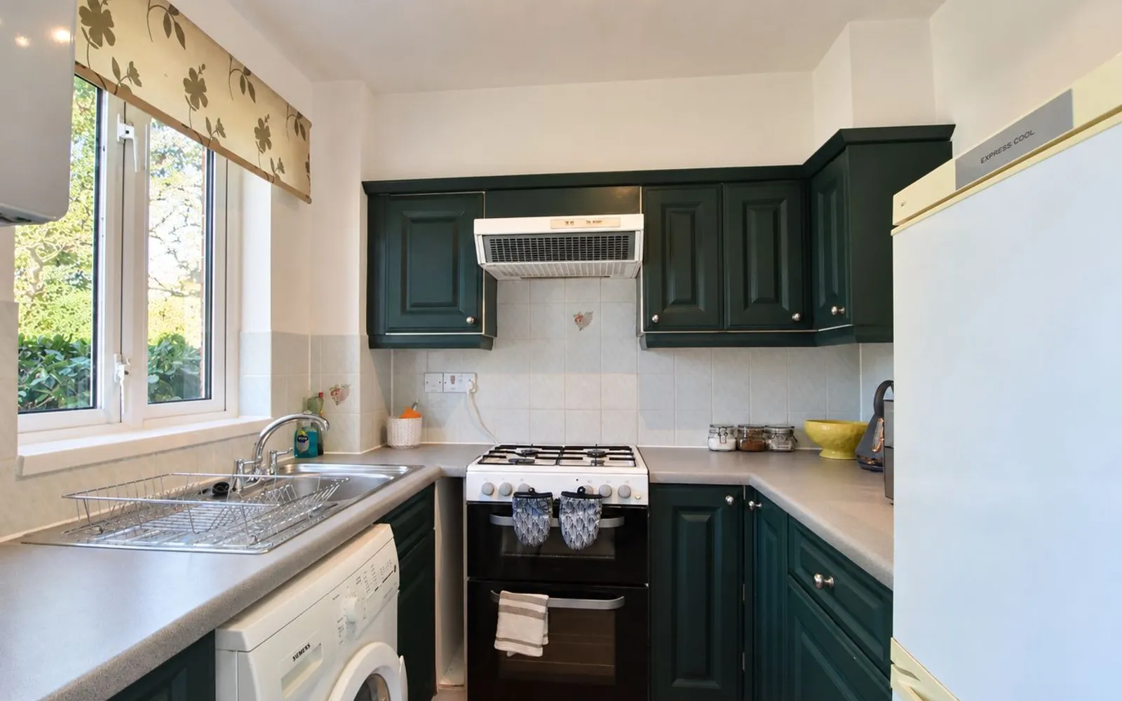 Flat Parry Drive in Elmbridge