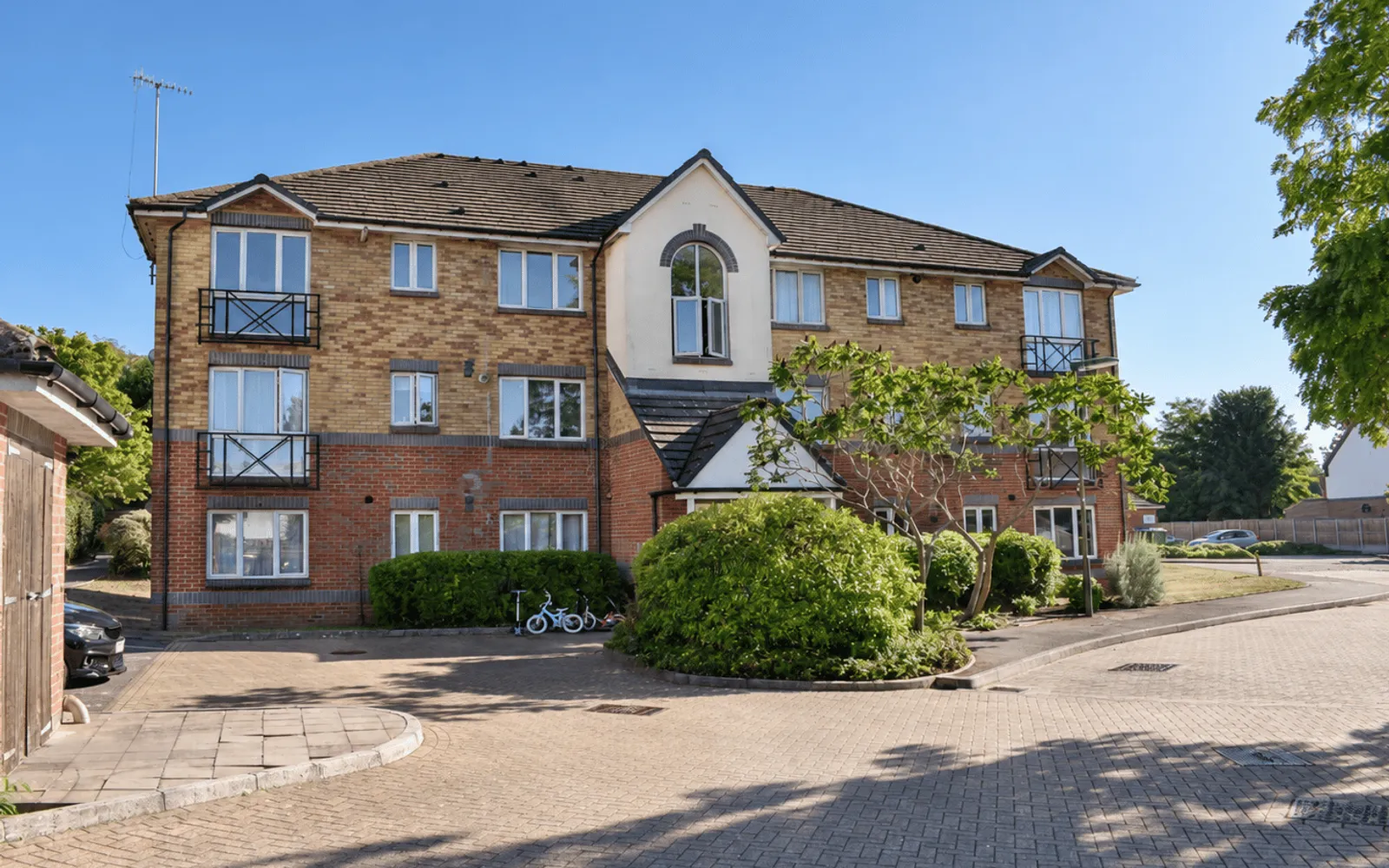 Flat Parry Drive in Elmbridge