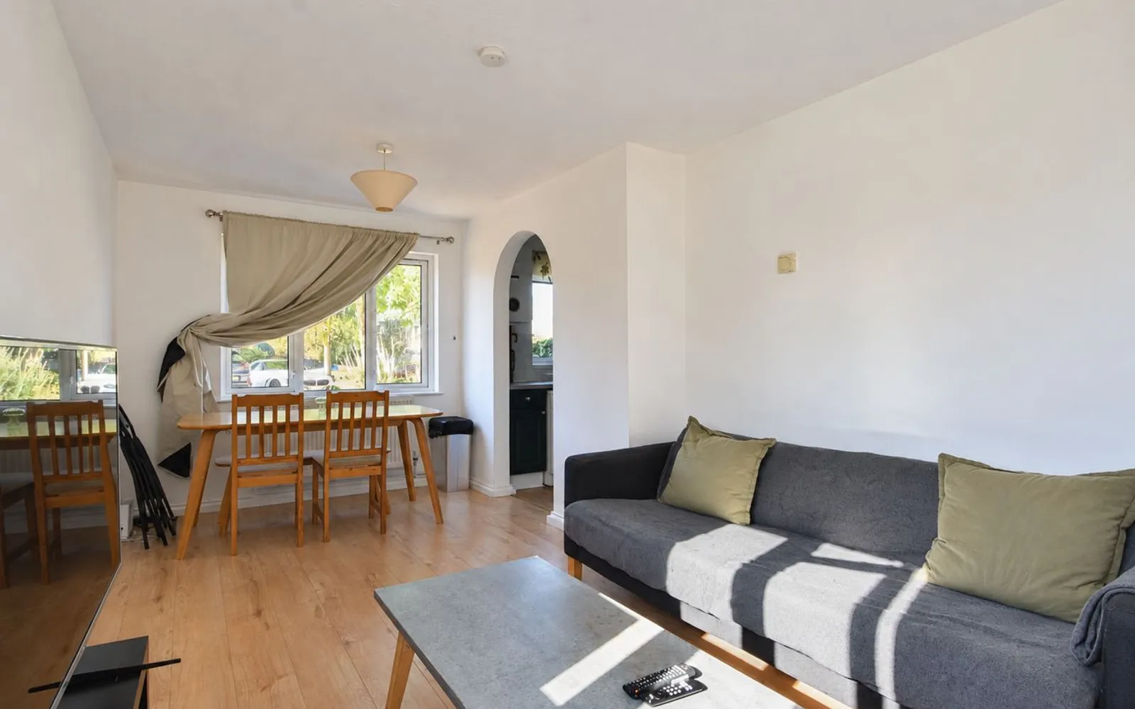 Flat Parry Drive in Elmbridge