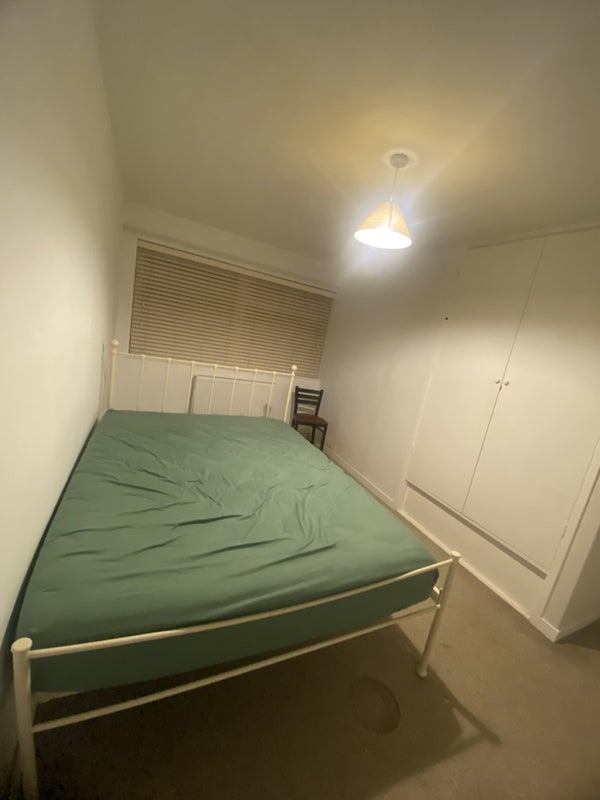 Room Old Manor Close in Crawley