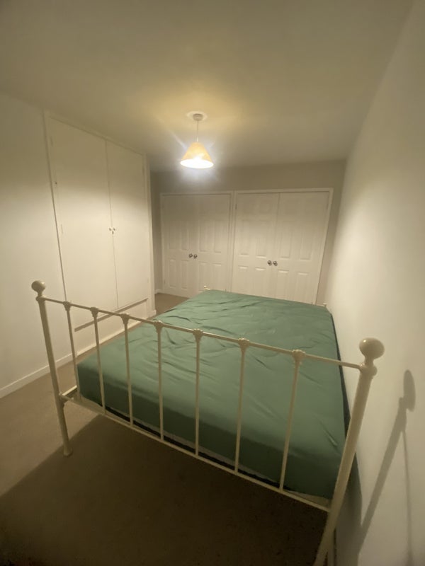 Room Old Manor Close in Crawley