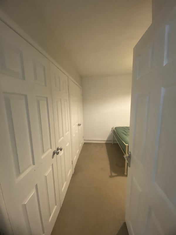 Room Old Manor Close in Crawley