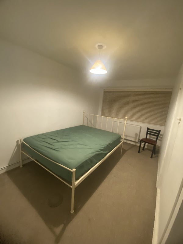 Room Old Manor Close in Crawley