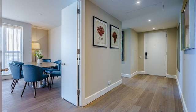 Flat Westferry Circus in Greater London