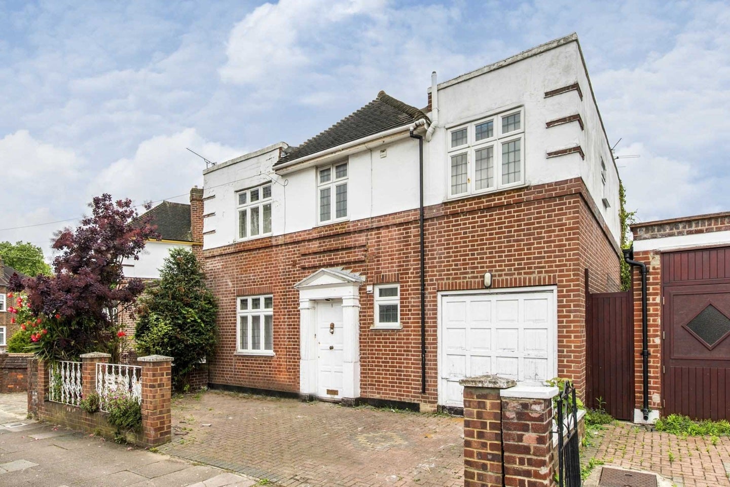 House Lexton Gardens in Greater London