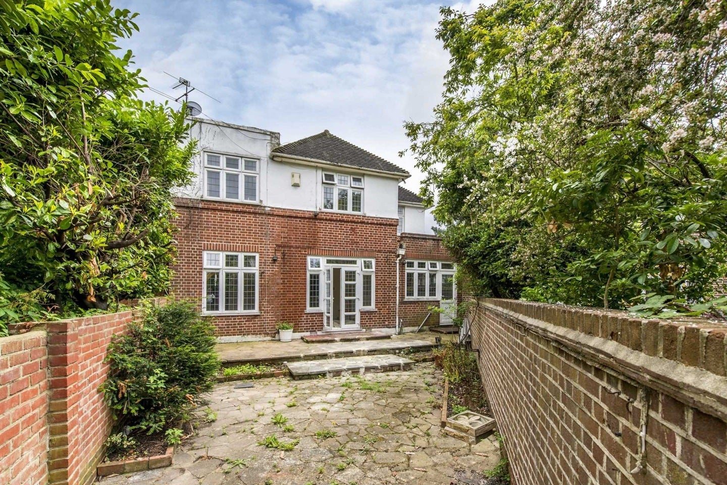 House Lexton Gardens in Greater London