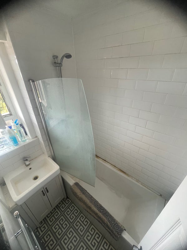 Room Cowley Road in Greater London
