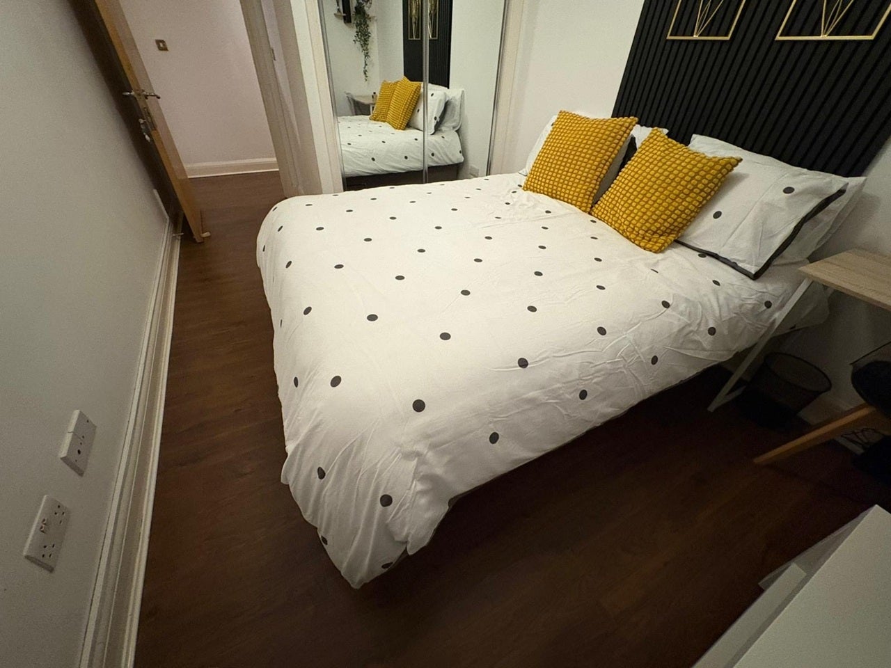 Room Campbell Road in Greater London