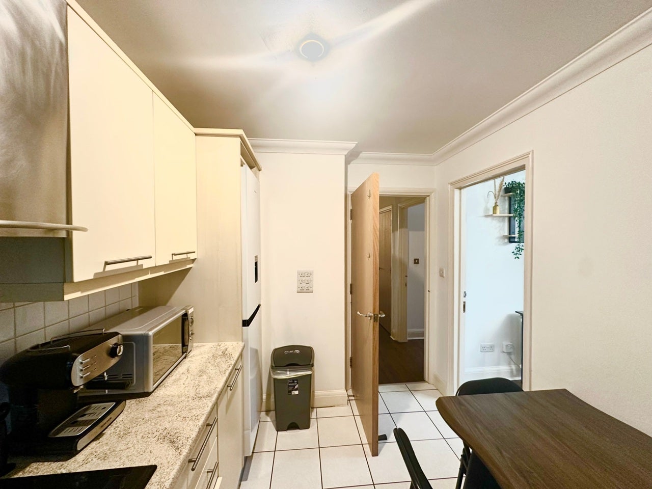 Room Campbell Road in Greater London