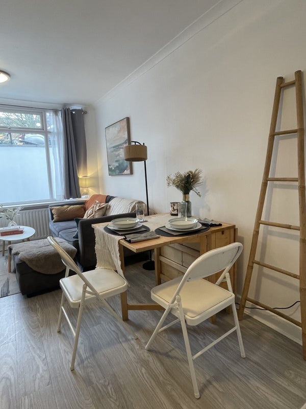 Flat Larkhall Rise in Greater London