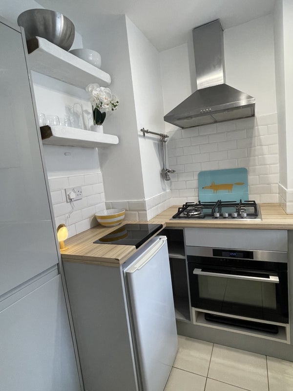 Flat Larkhall Rise in Greater London
