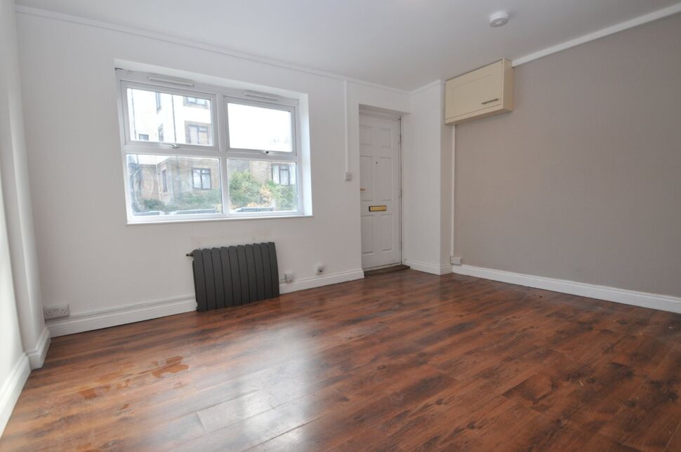 Flat Soundwell Road in Kingswood