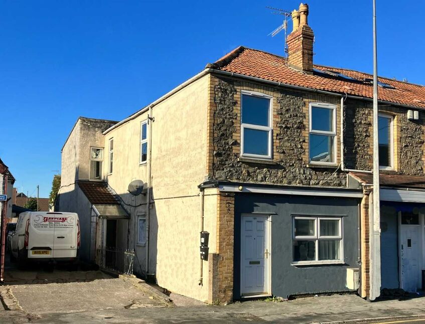 Flat Soundwell Road in Kingswood