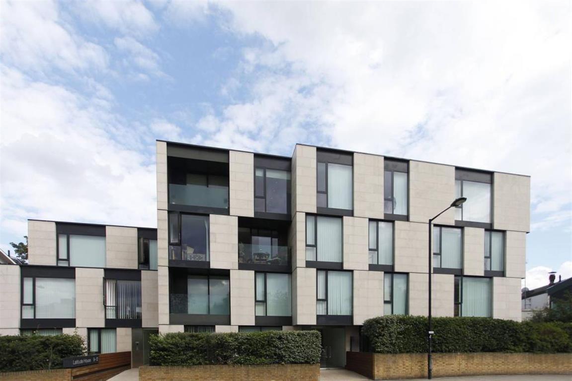 Flat Oval Road in Greater London