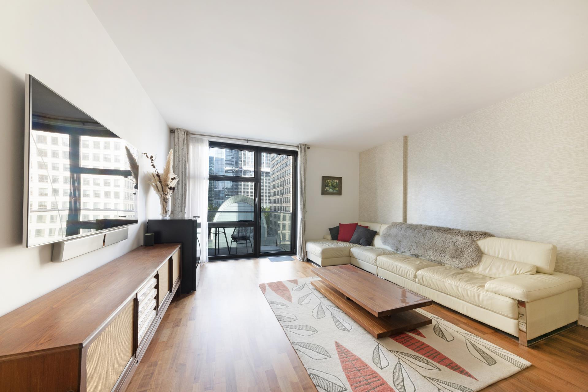 Flat South Quay Square in Greater London