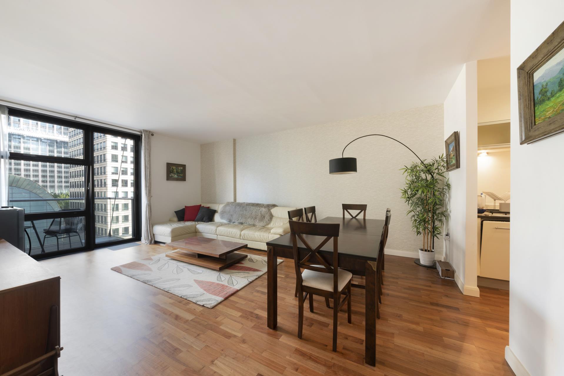 Flat South Quay Square in Greater London