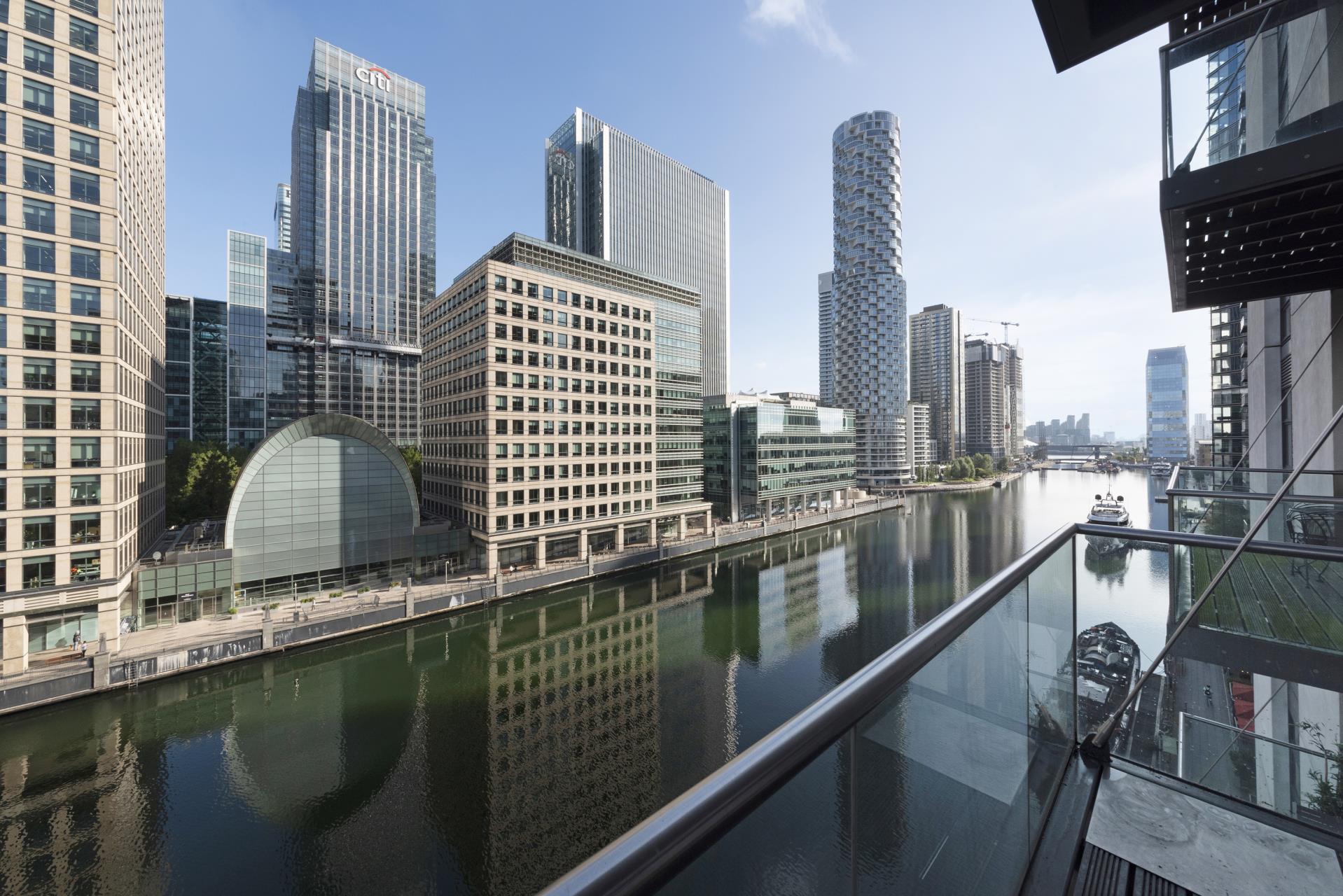 Flat South Quay Square in Greater London
