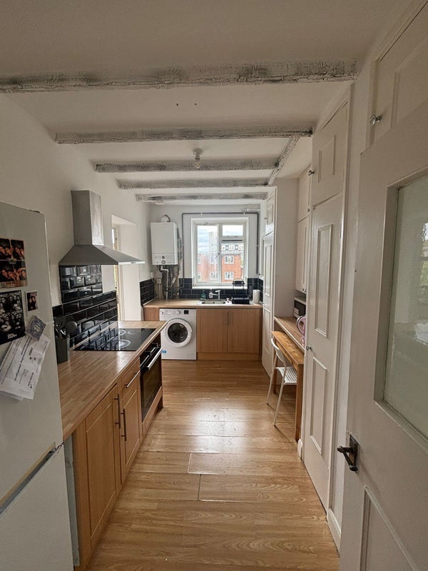 Room Ravenet Street in Greater London