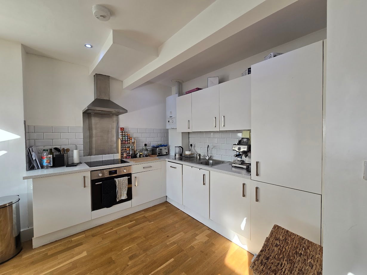 Flat Tooting High Street in Greater London