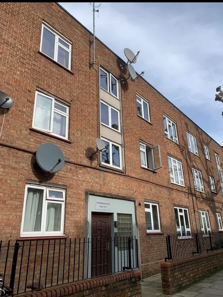 Flat Blagrove Road in Greater London