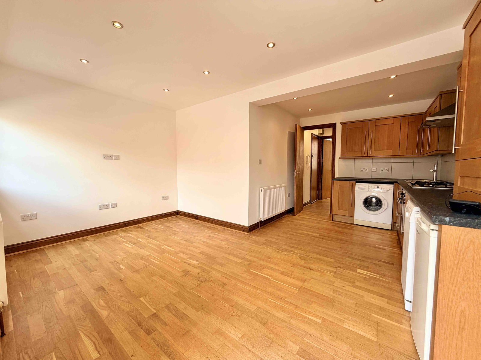 Flat Navarino Road in Greater London