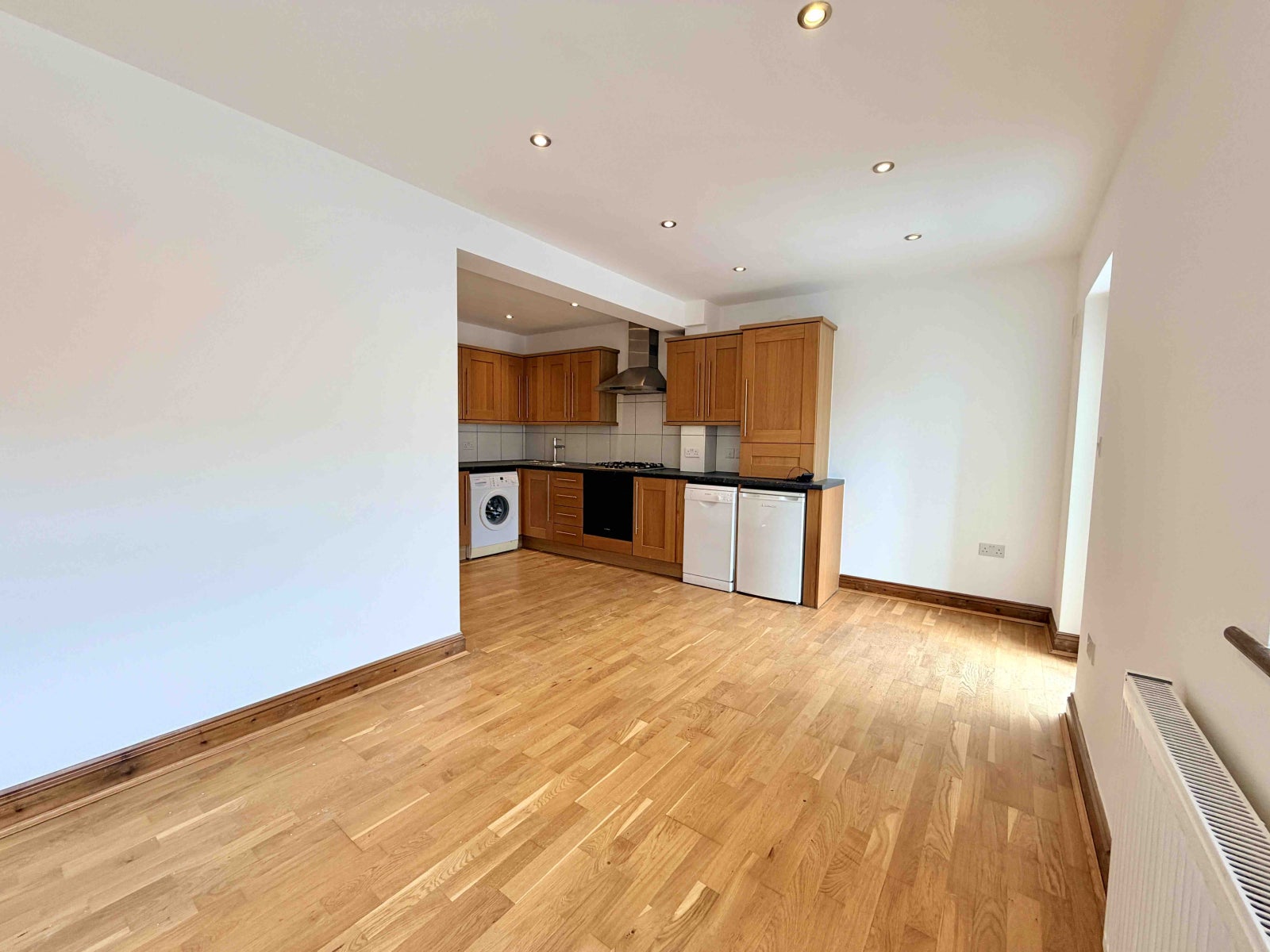 Flat Navarino Road in Greater London