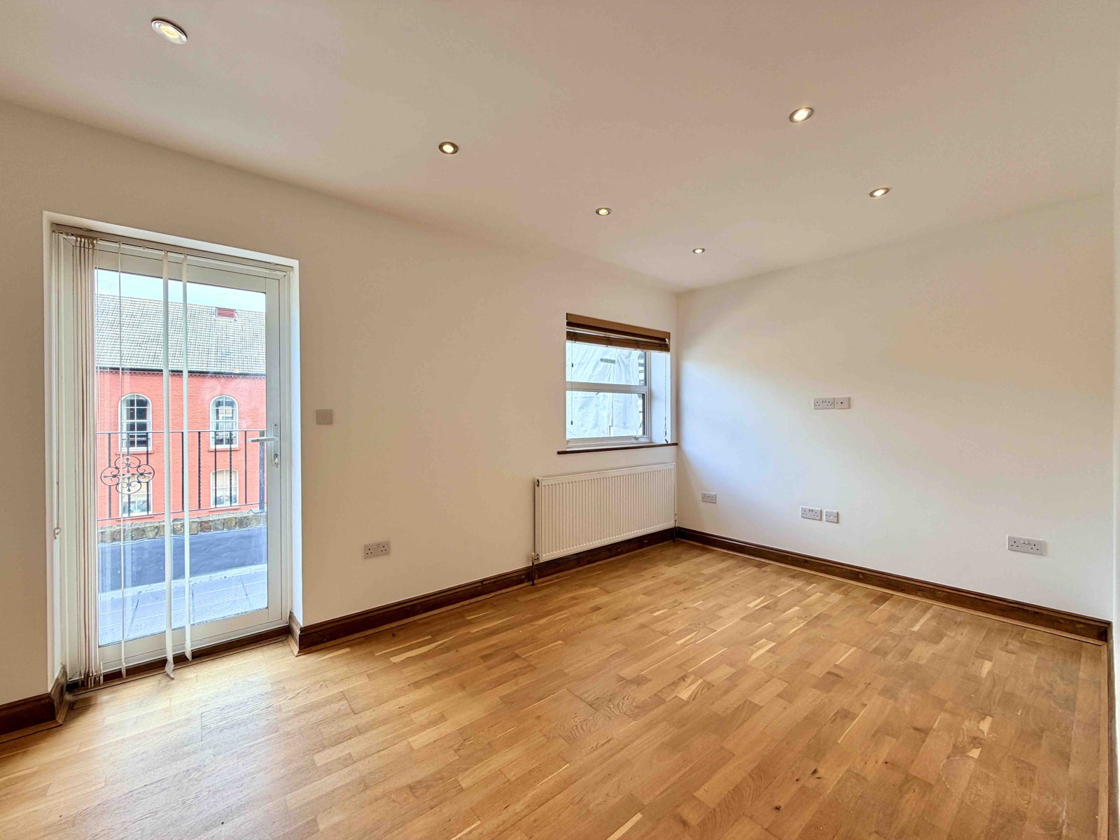 Flat Navarino Road in Greater London