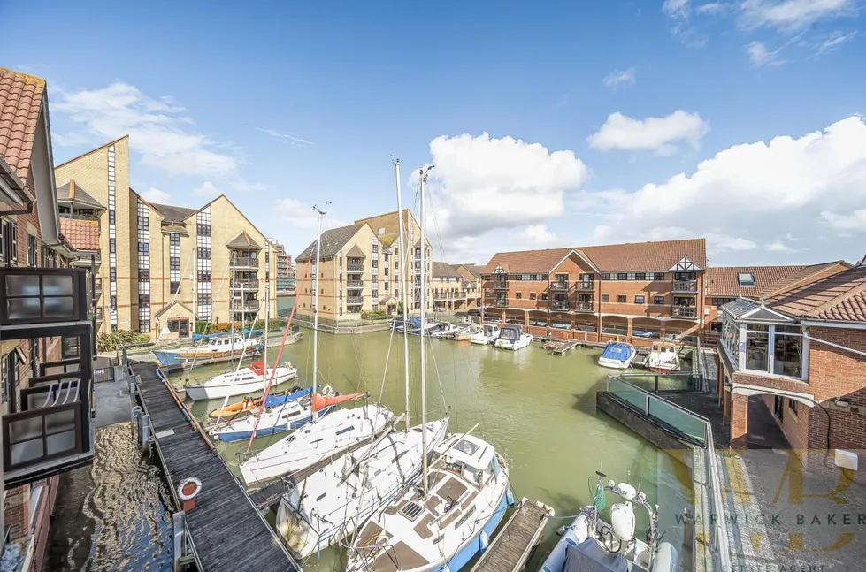 Flat Emerald Quay in Adur