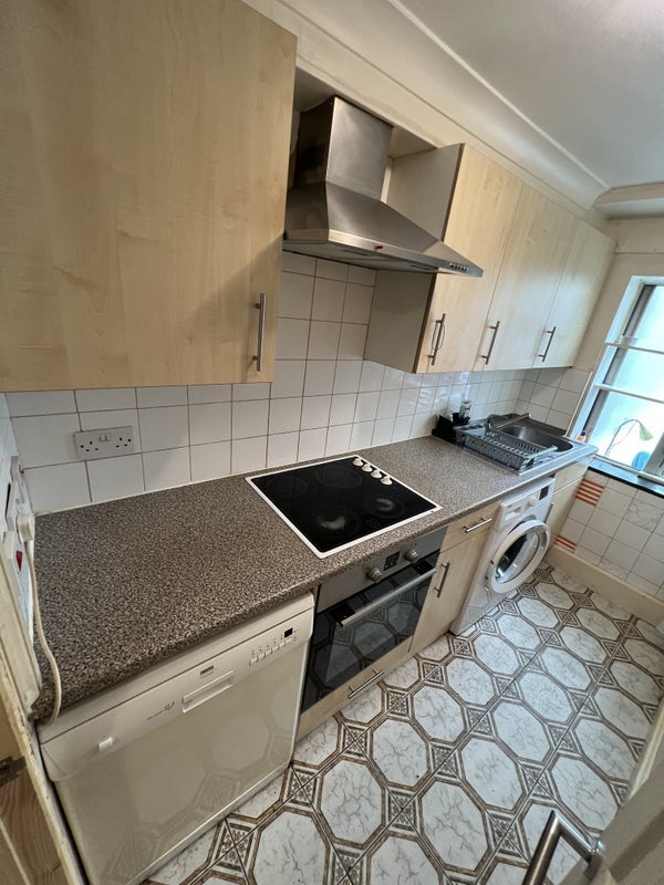 Room Leconfield Road in Greater London