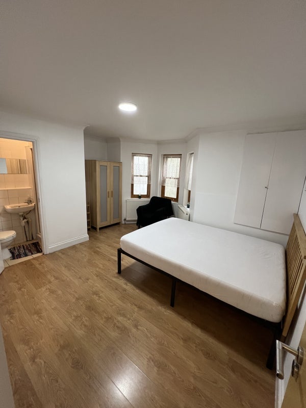 Room Leconfield Road in Greater London