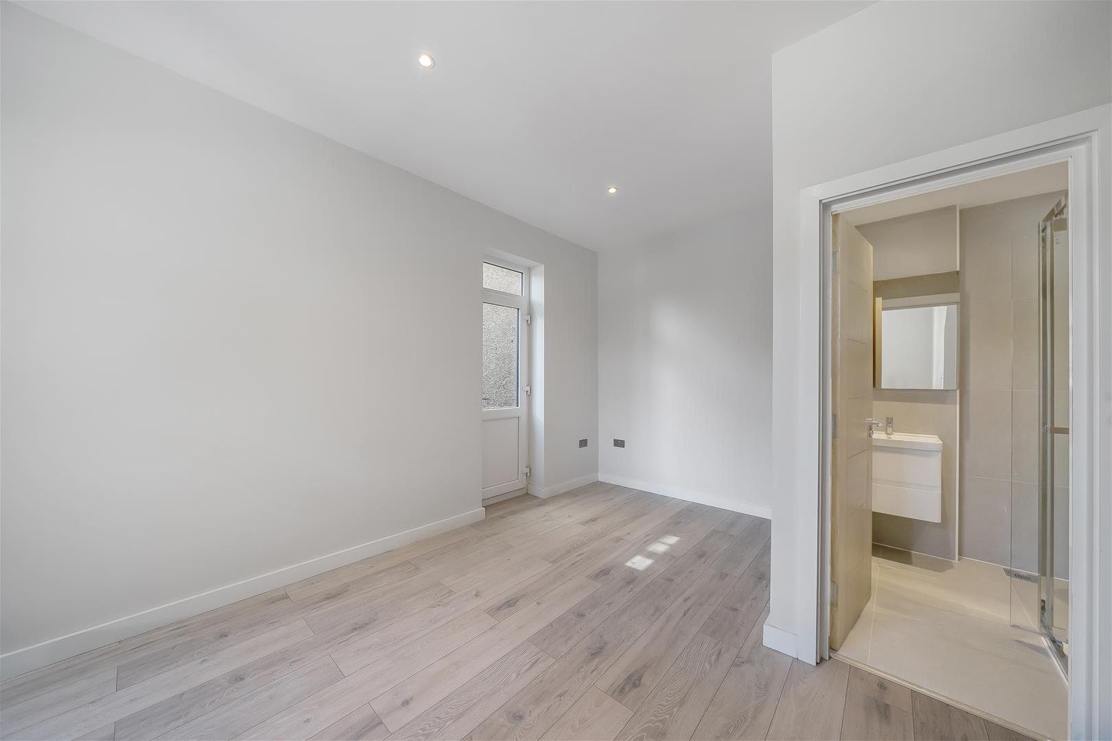 Flat Gunnersbury Avenue in Greater London