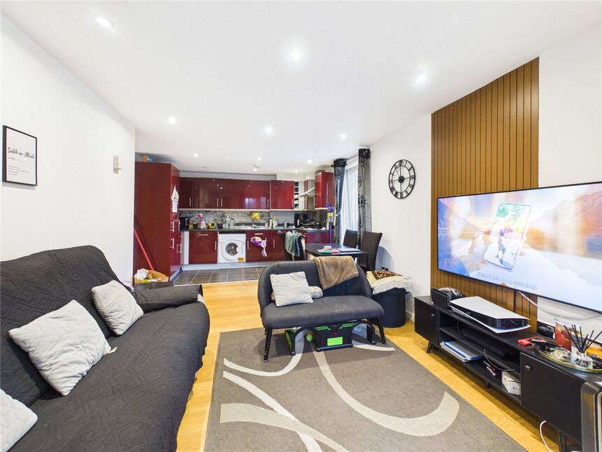 Flat Grantham Road in Greater London