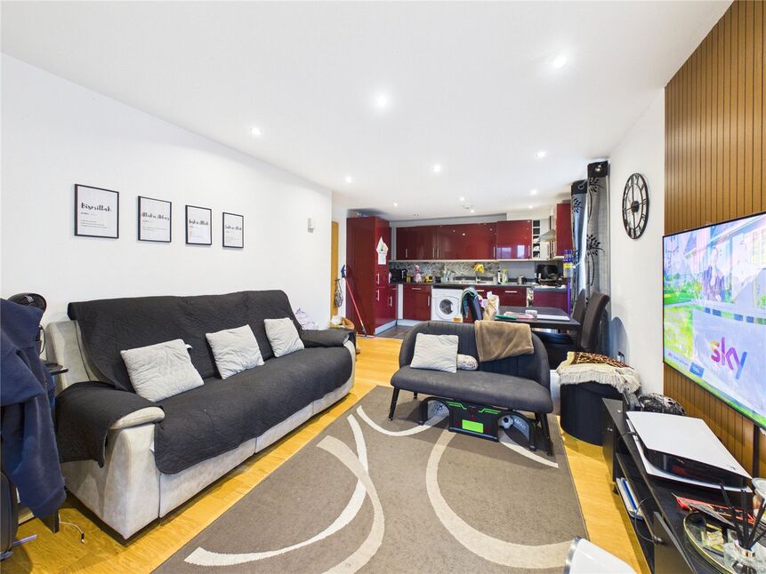 Flat Grantham Road in Greater London