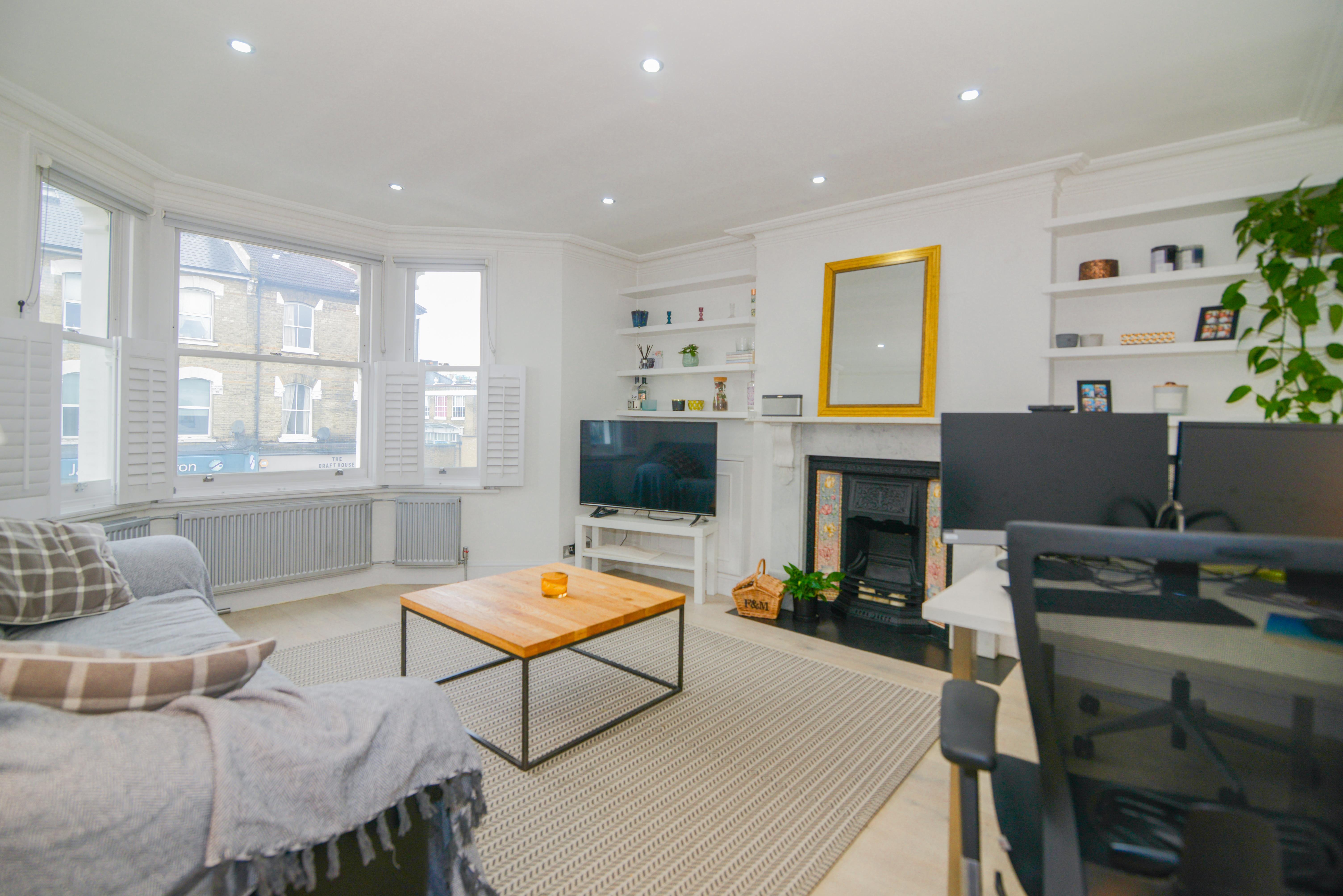 Flat Belleville Road in Greater London