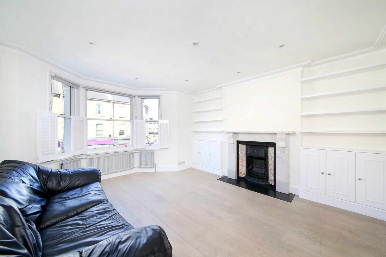 Flat Belleville Road in Greater London