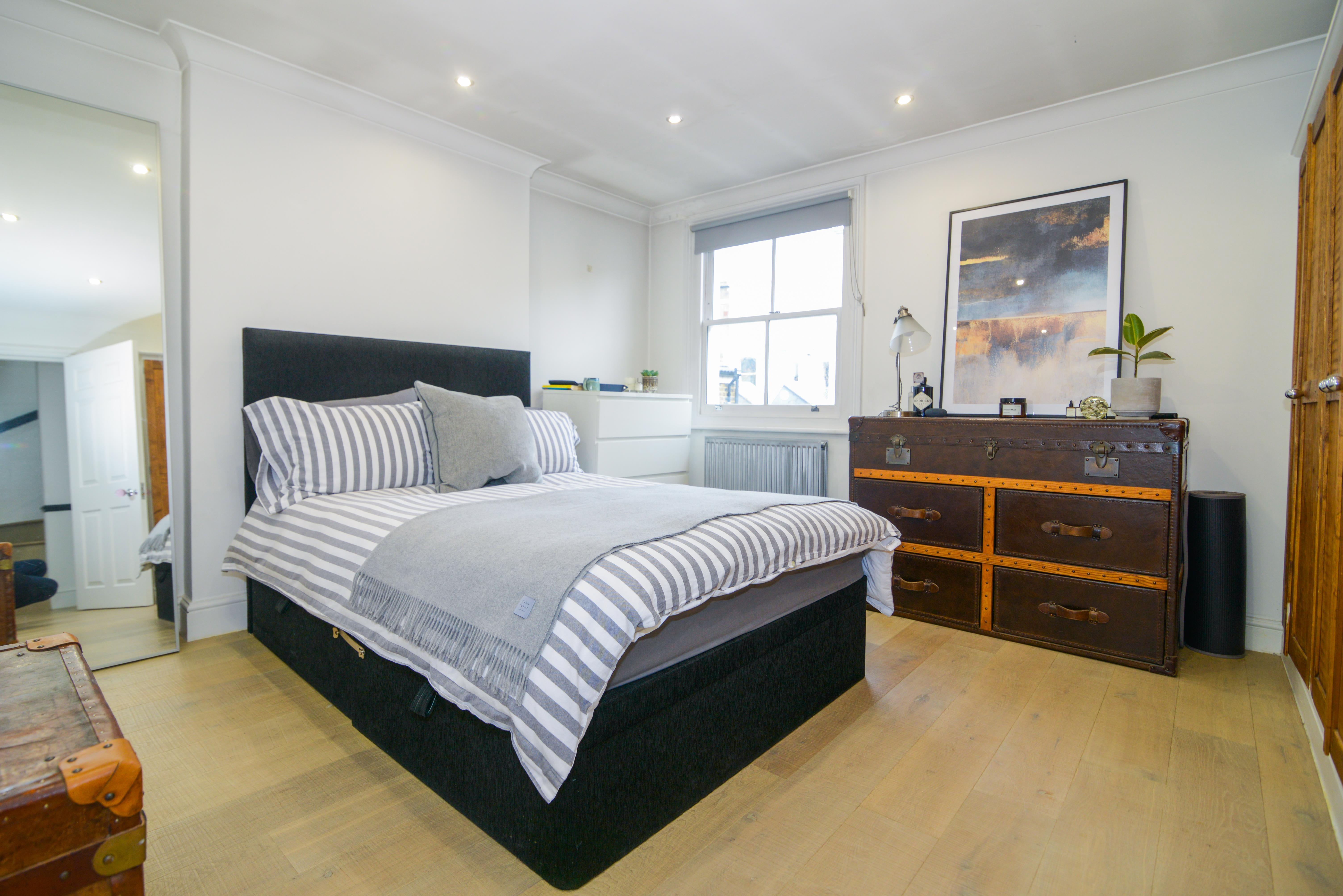 Flat Belleville Road in Greater London