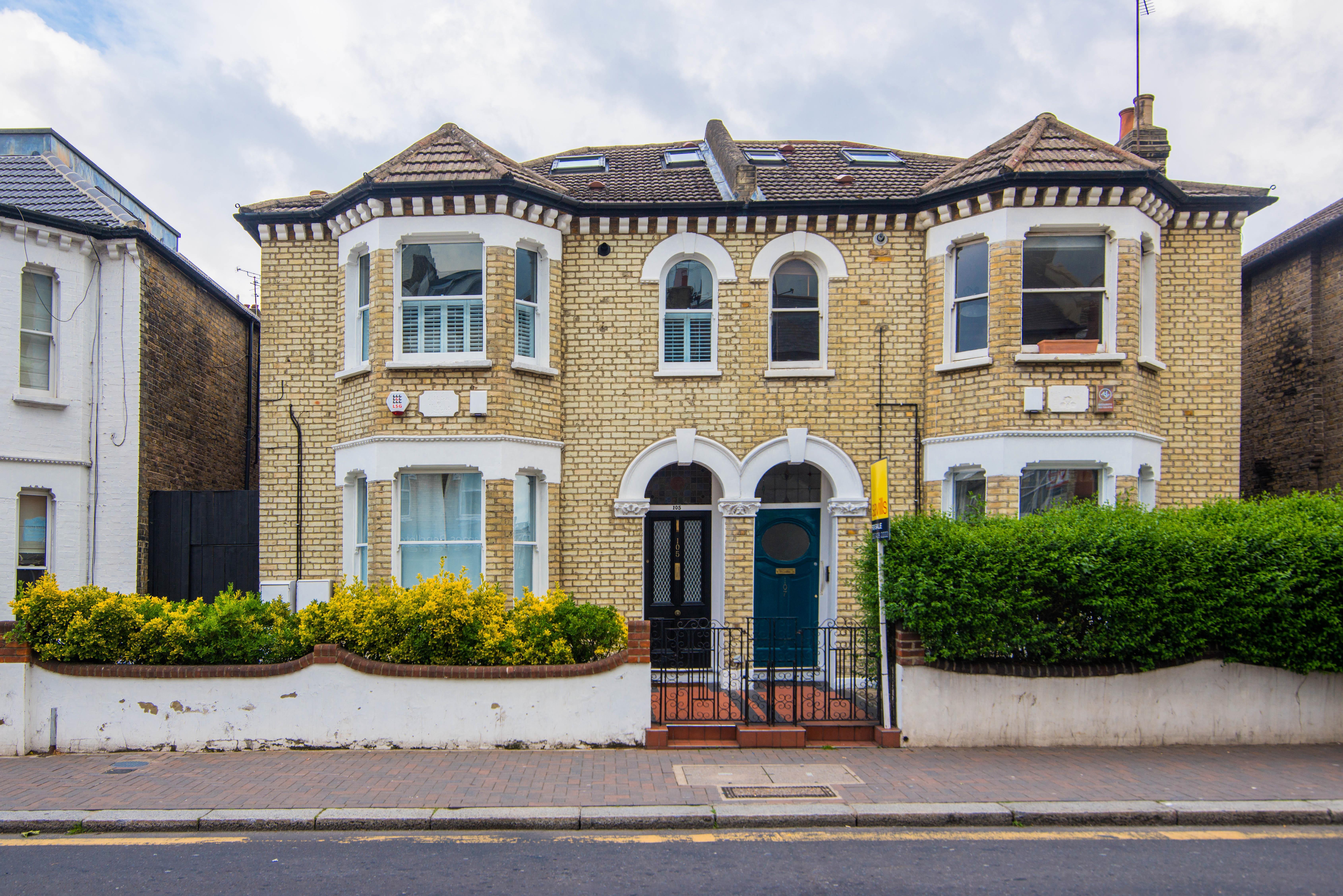Flat Belleville Road in Greater London