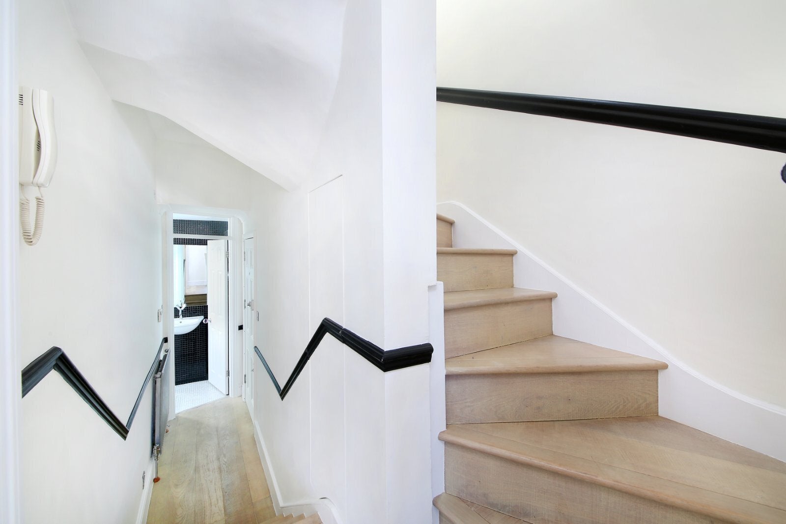 Flat Belleville Road in Greater London
