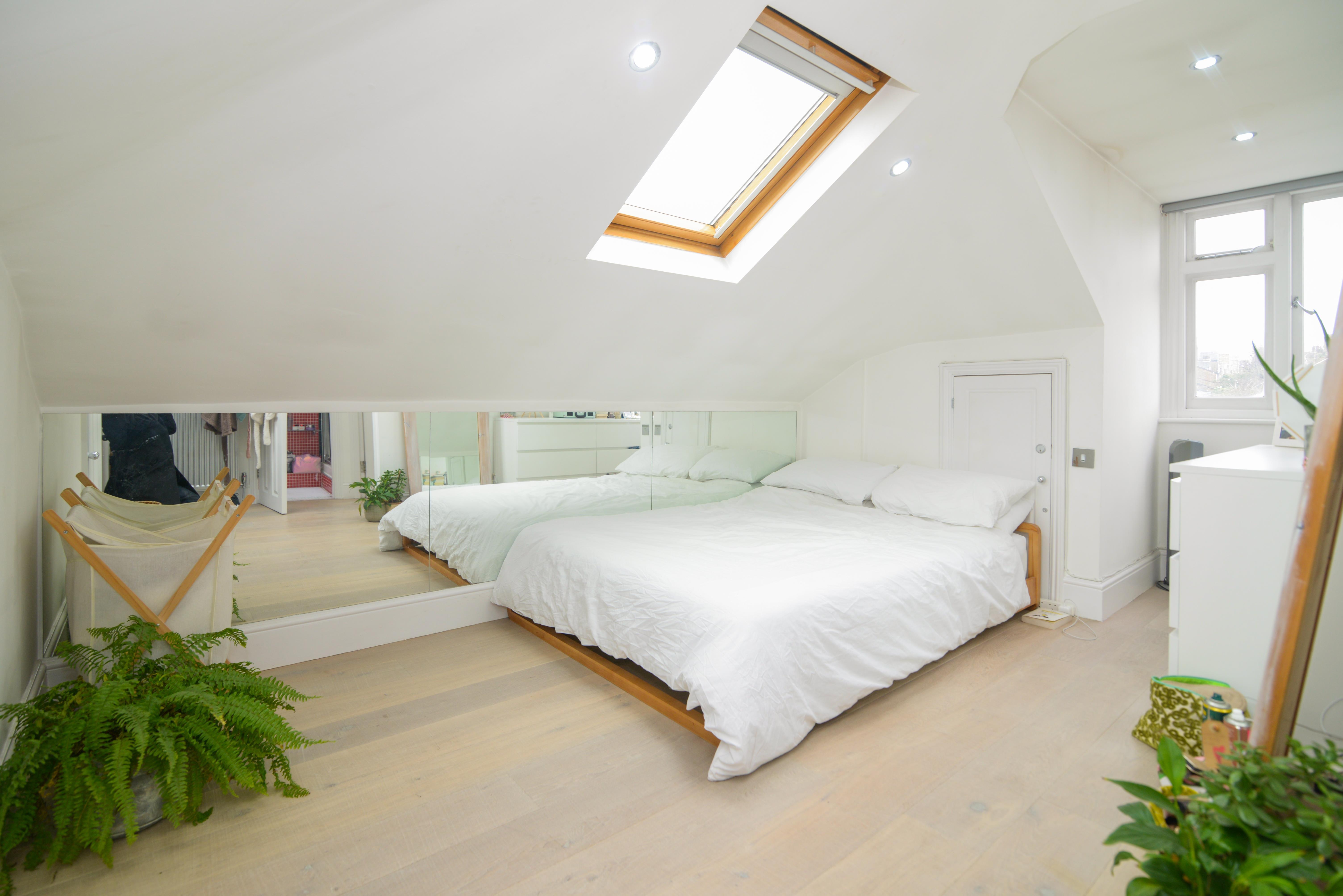 Flat Belleville Road in Greater London
