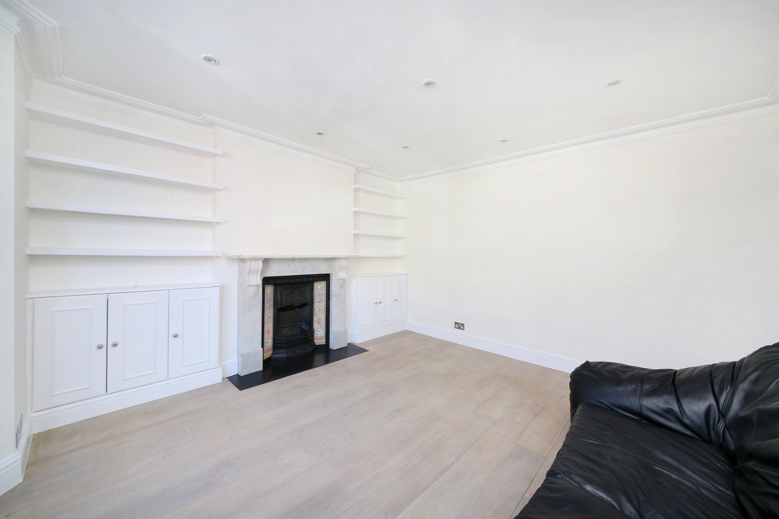 Flat Belleville Road in Greater London
