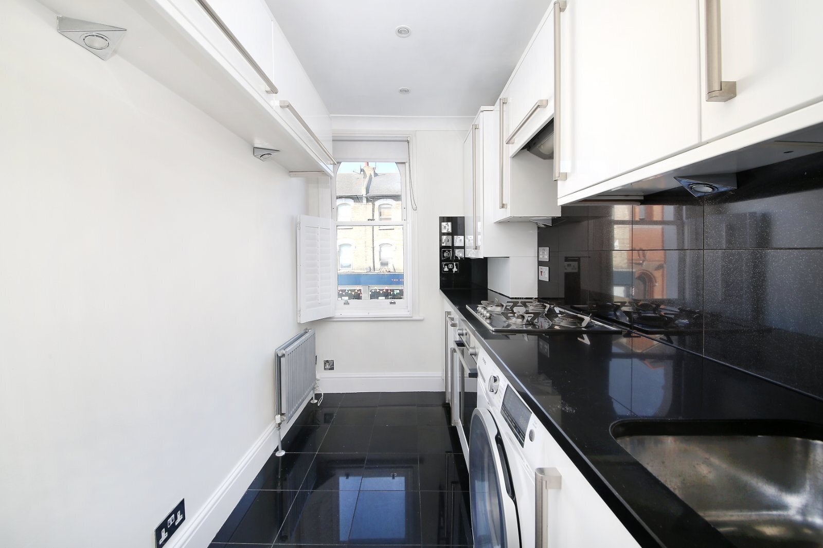 Flat Belleville Road in Greater London