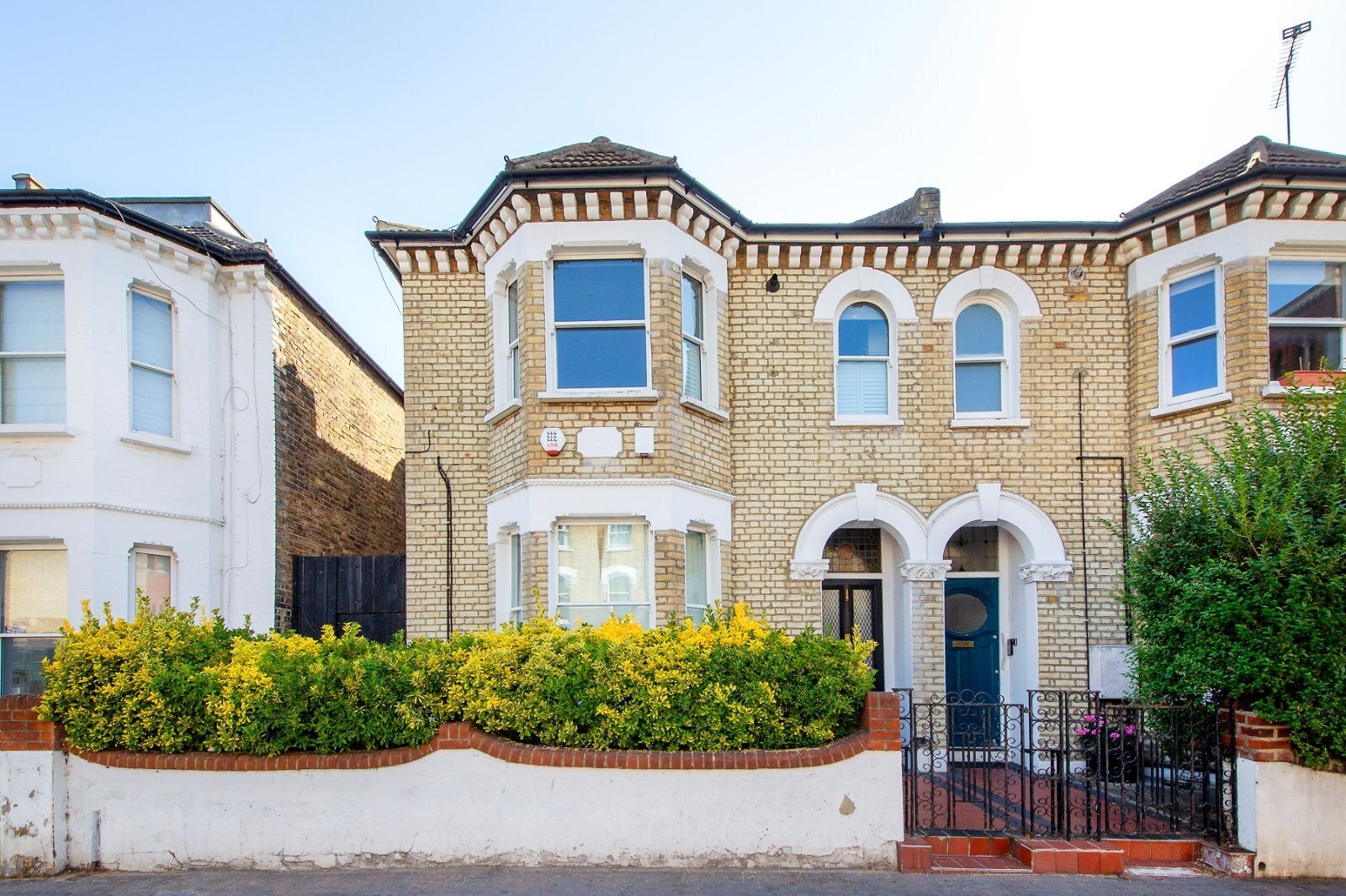 Flat Belleville Road in Greater London
