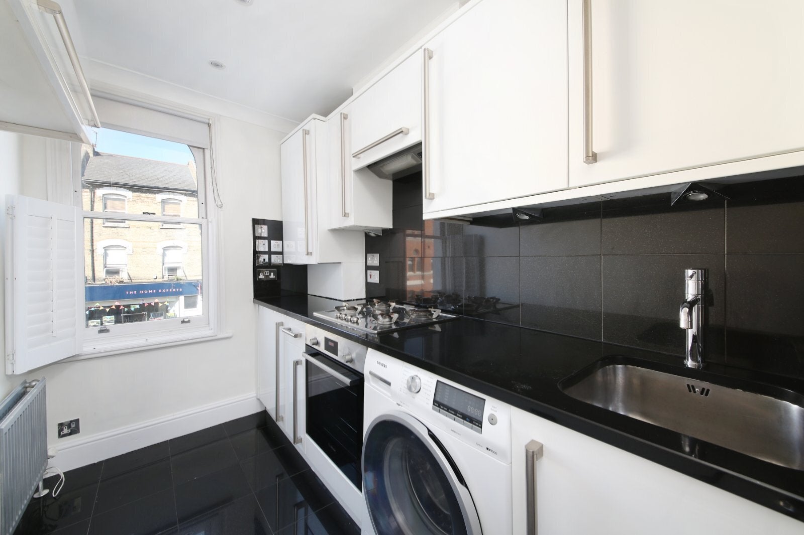 Flat Belleville Road in Greater London