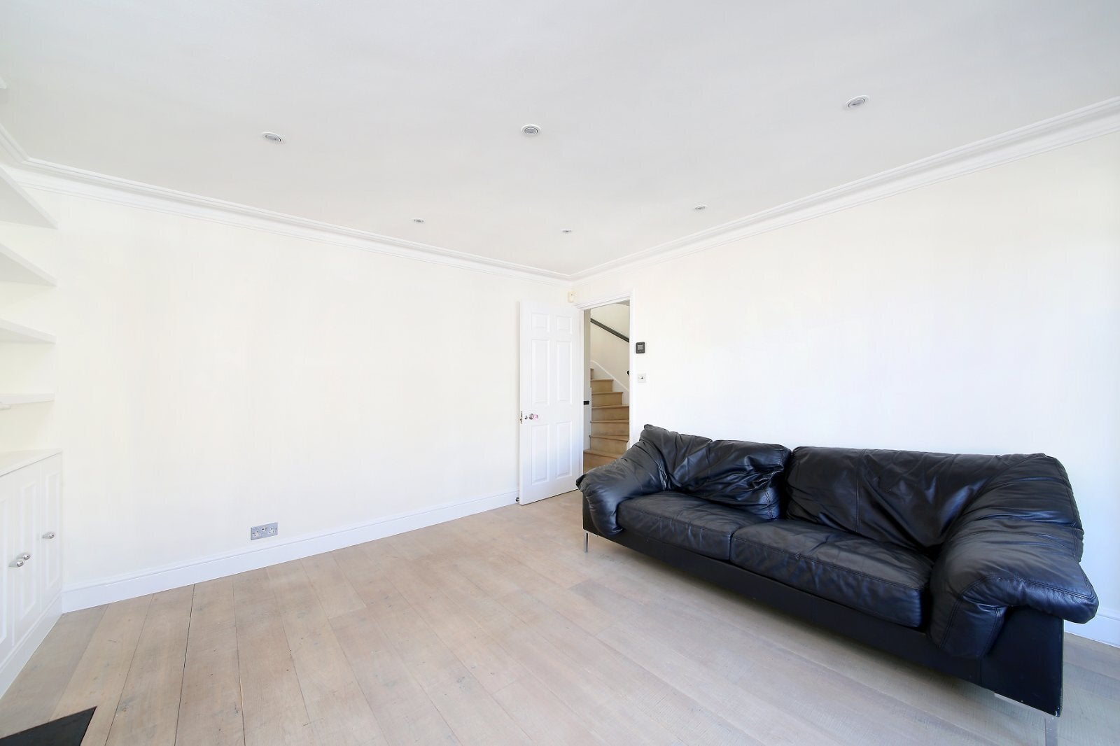 Flat Belleville Road in Greater London
