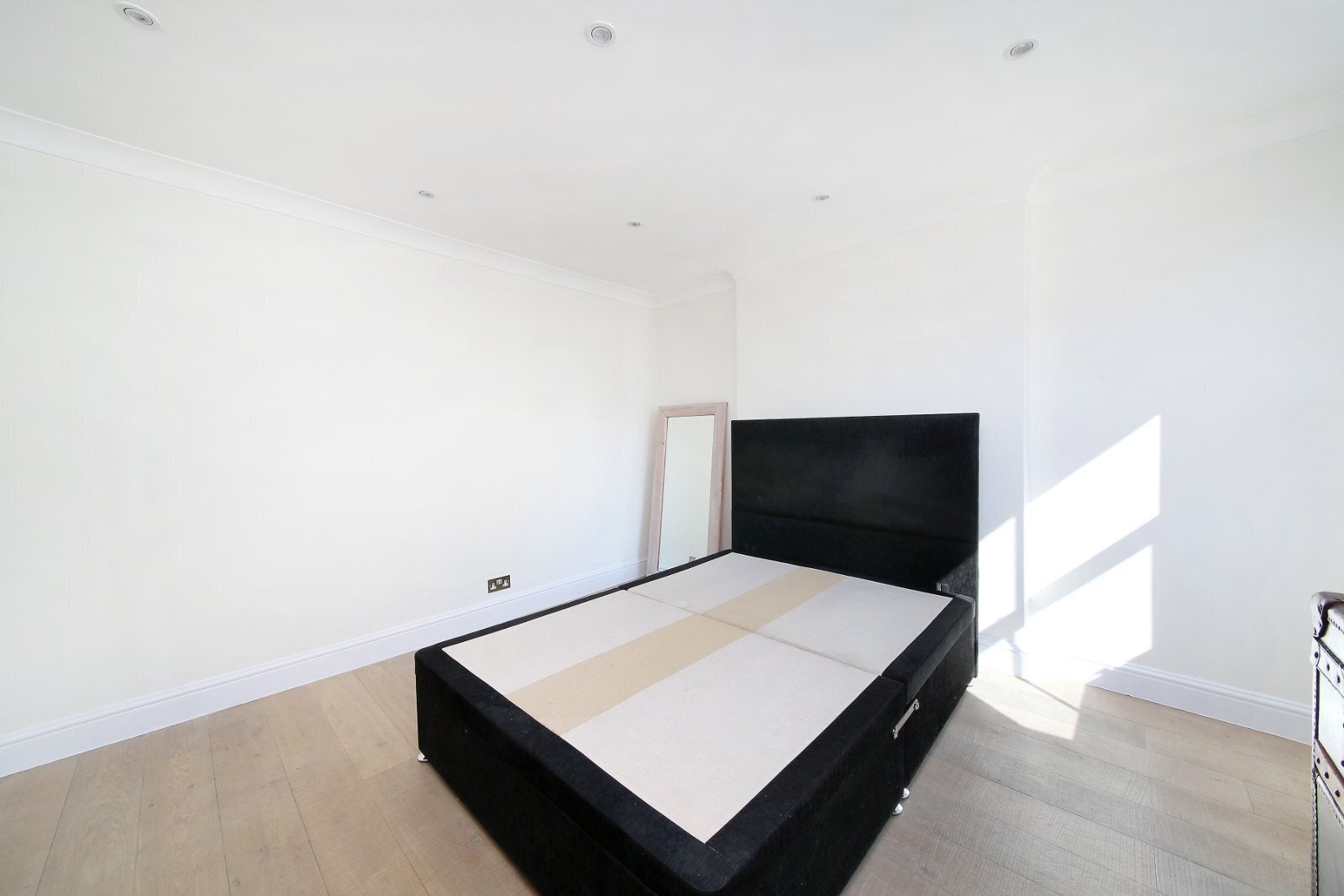 Flat Belleville Road in Greater London