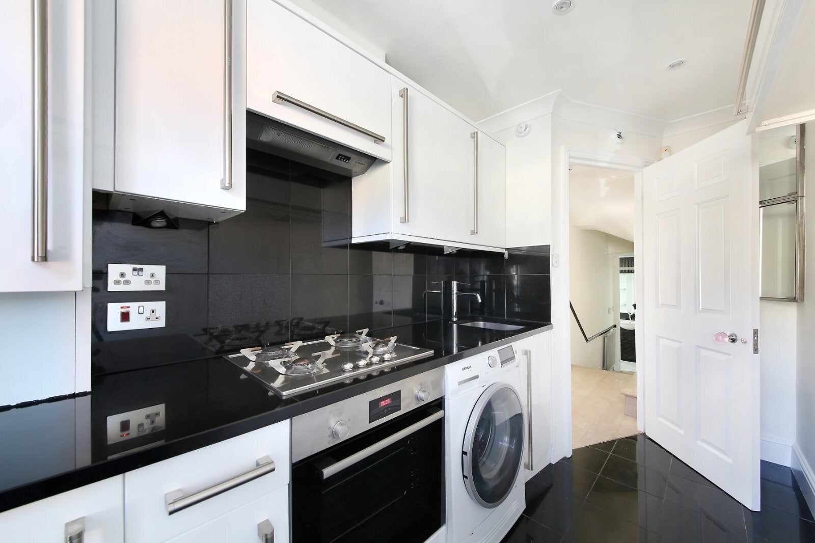 Flat Belleville Road in Greater London