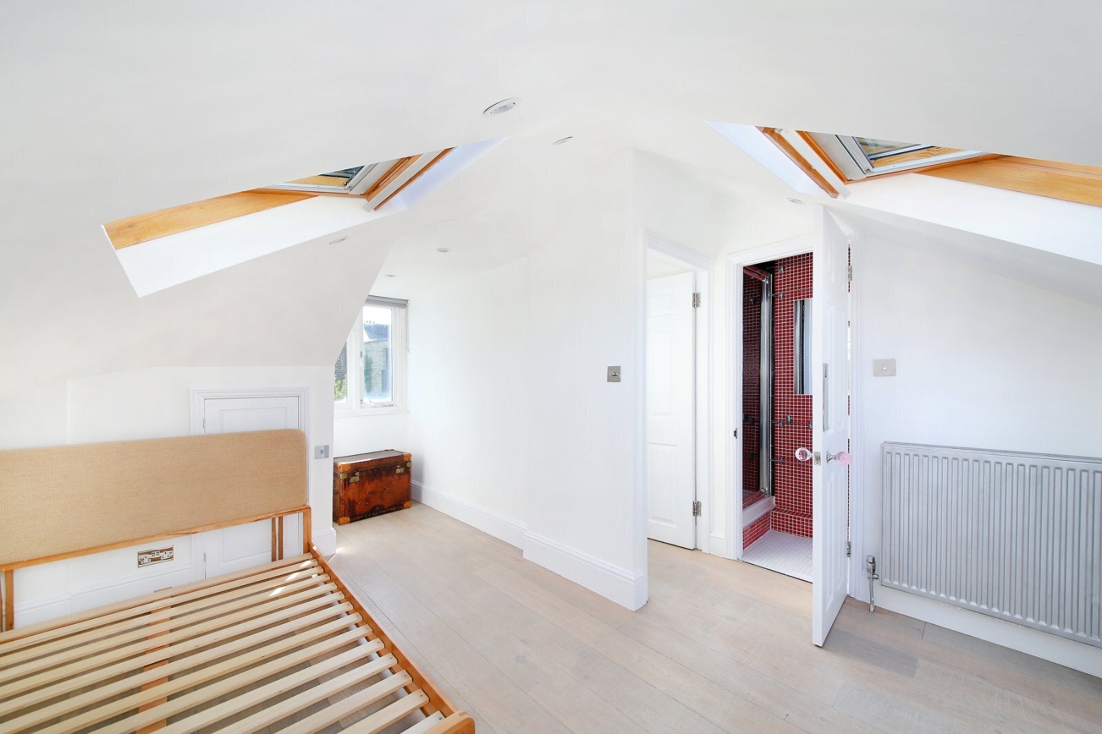 Flat Belleville Road in Greater London