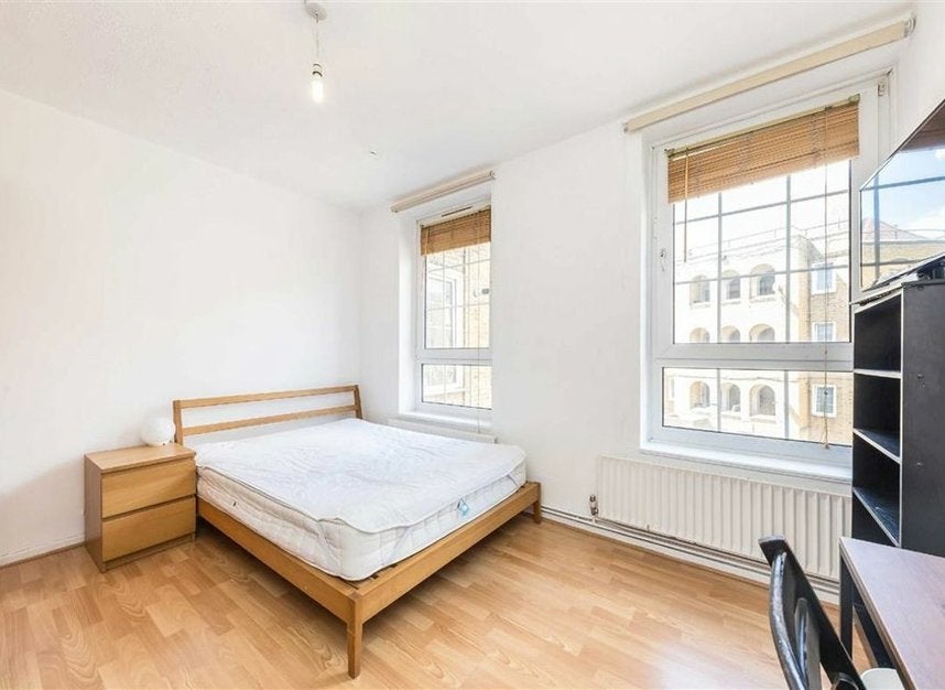 Flat Watts Street in Greater London