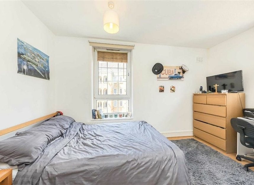 Flat Watts Street in Greater London