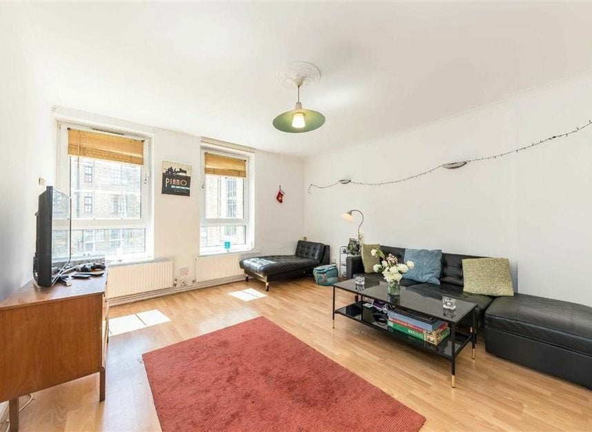 Flat Watts Street in Greater London